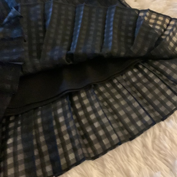 NWT Elle Black Pleated Checkered Knee-Length Skirt.  Size 4. - Picture 2 of 6